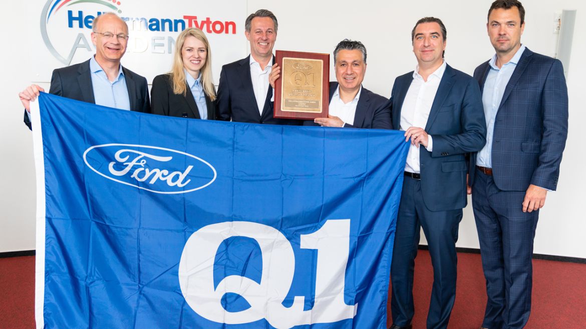 Zdeněk Kolářský, Ford Motor Company (nella foto a sinistra), consegna il premio Ford-Q1 a Oliver Zimmermann, amministratore delegato di HellermannTyton Germania.